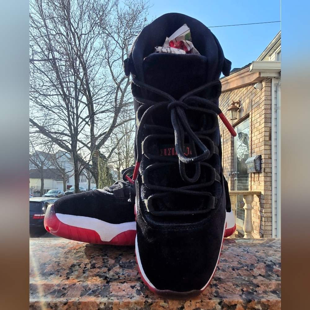 Women's Air Jordan 11 "Bred Velvet" *LIKE NEW* - Picture 6 of 7